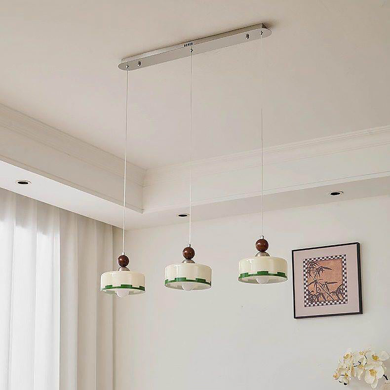 Pendellampa för vardagsrum med elegant glasbas och trädetaljer