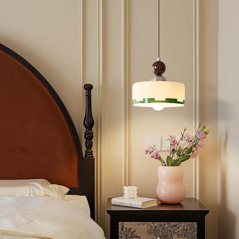 Stilren pendellampa med beige skärm i modern nordisk design