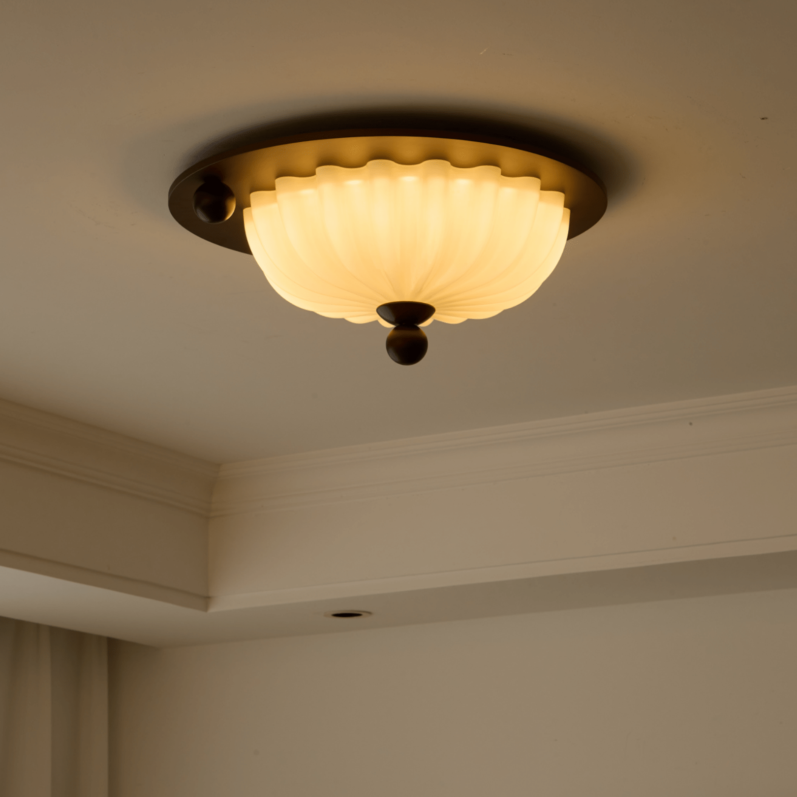 Taklampa i glas med integrerad LED sedd från sidan med låg profil