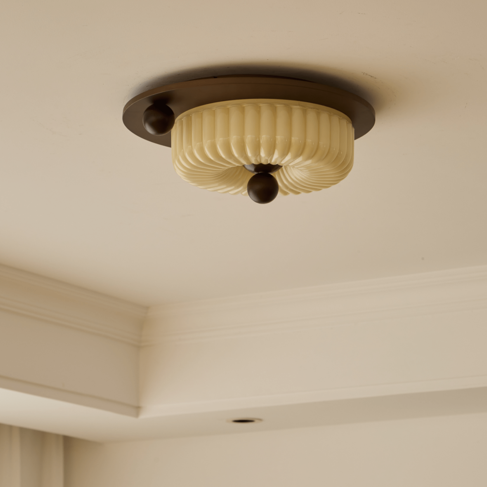 Taklampa i glas med integrerad LED tänd och med mjukt varmt sken