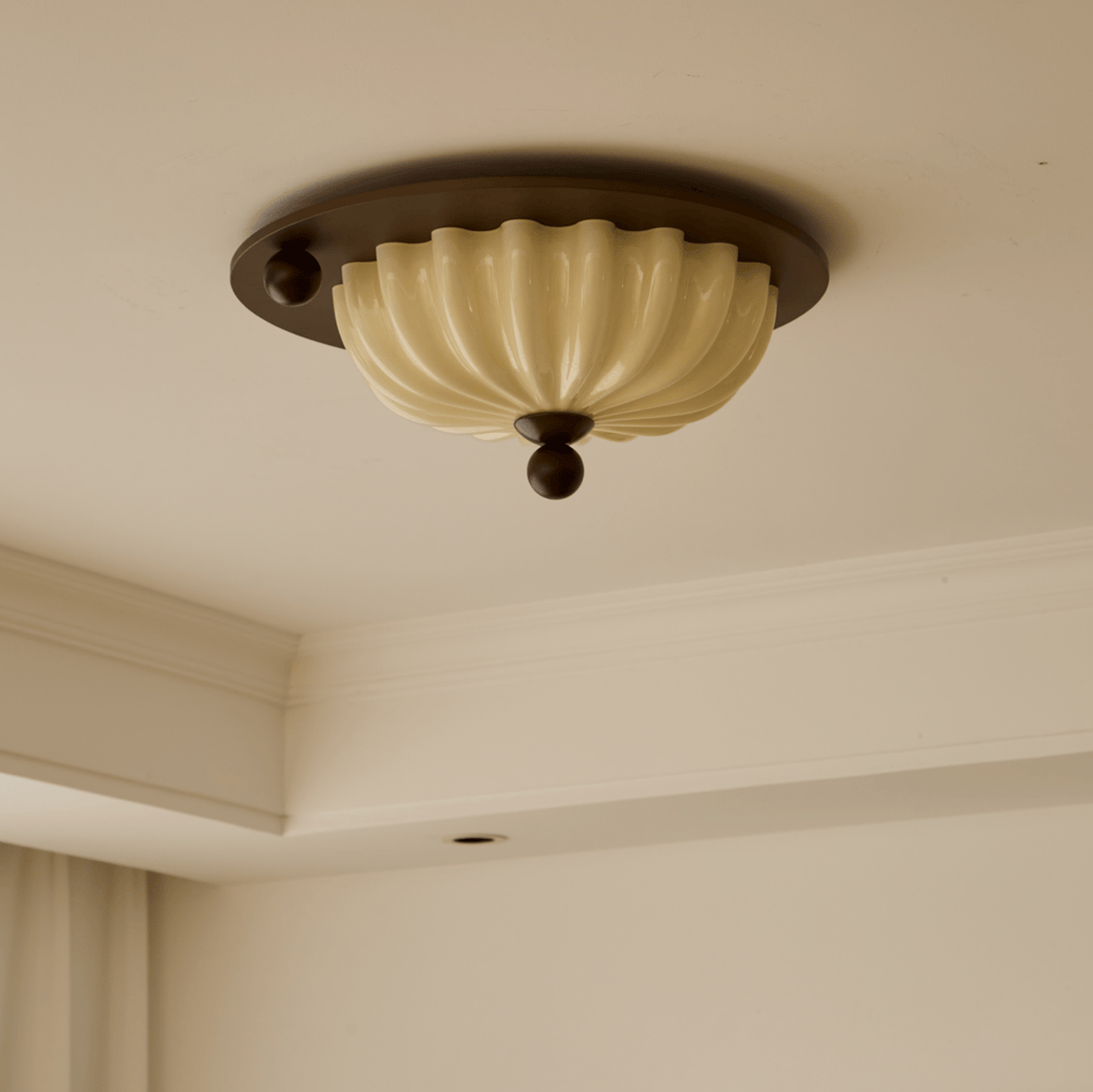 Taklampa i glas med integrerad LED visad underifrån med rund form