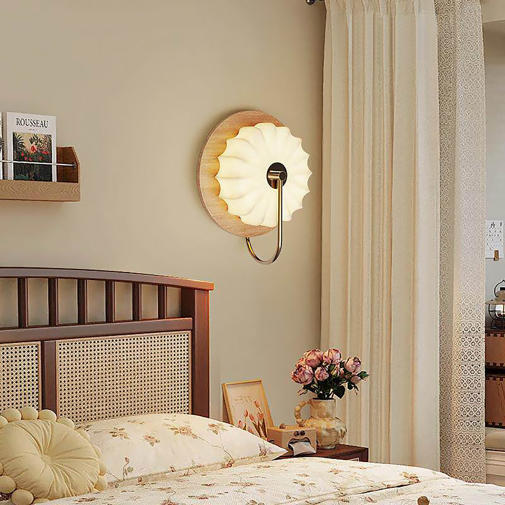 Detaljbild av väggfäste i trä på vägglampa med textilskärm