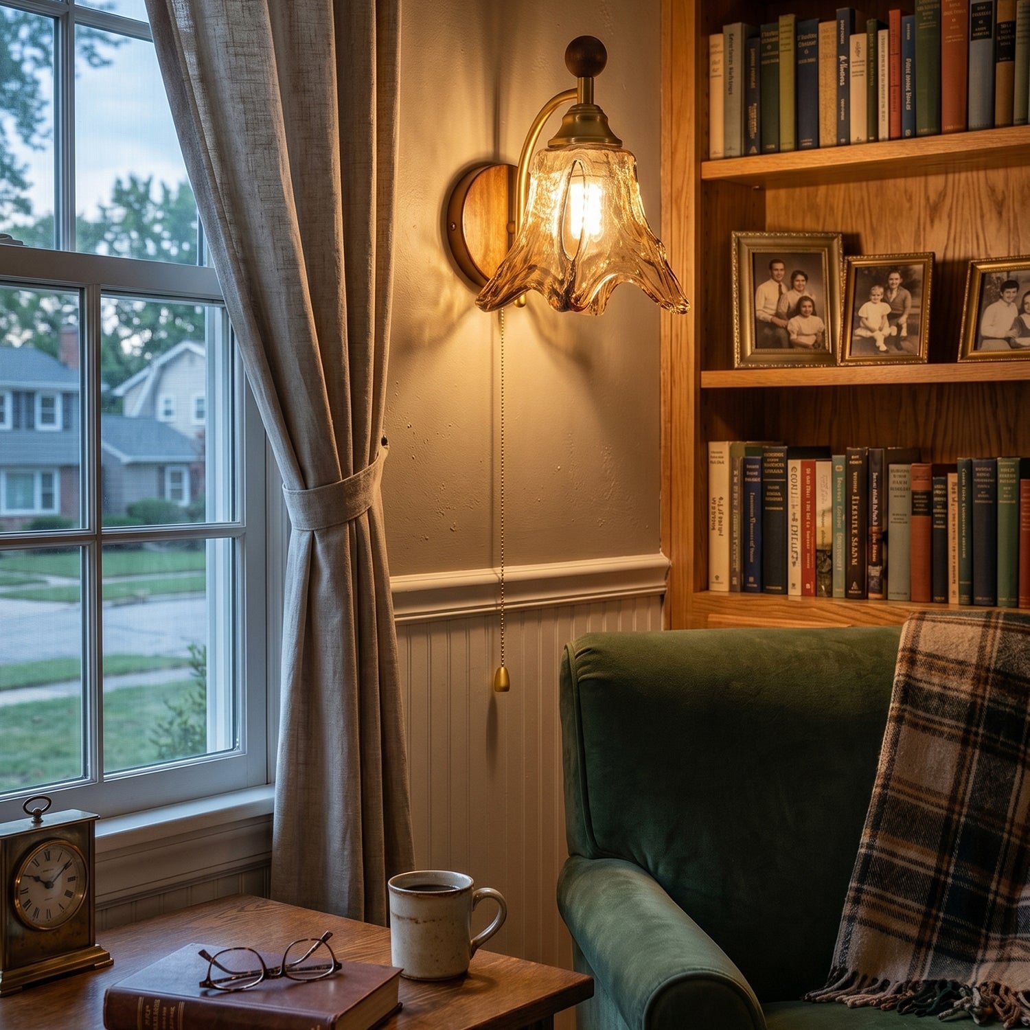 Vägglampa i glas och trä placerad bredvid säng i sovrum