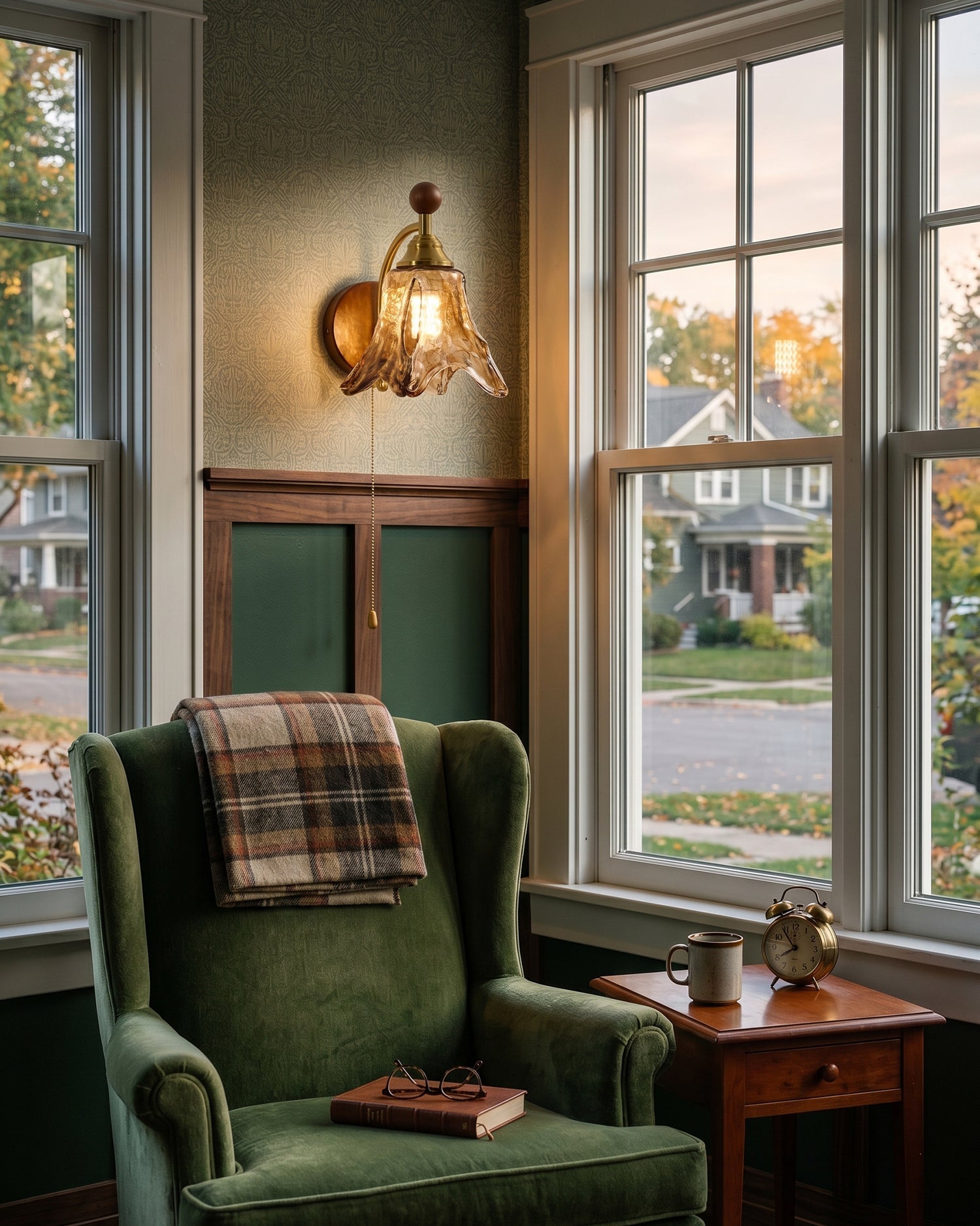 Vägglampa i glas och trä som stämningsbelysning i vardagsrum