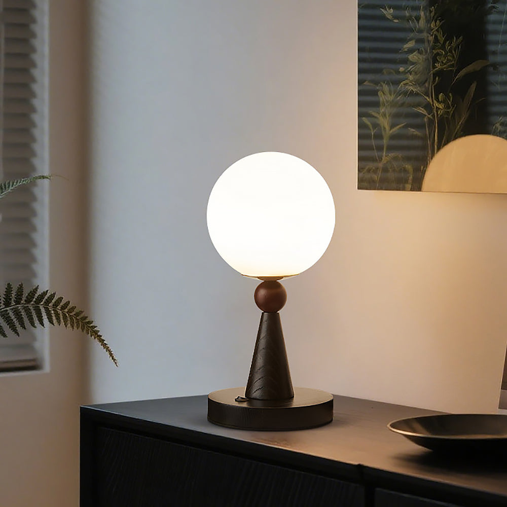 Bordslampa med klotskärm och trädetaljer i närbild