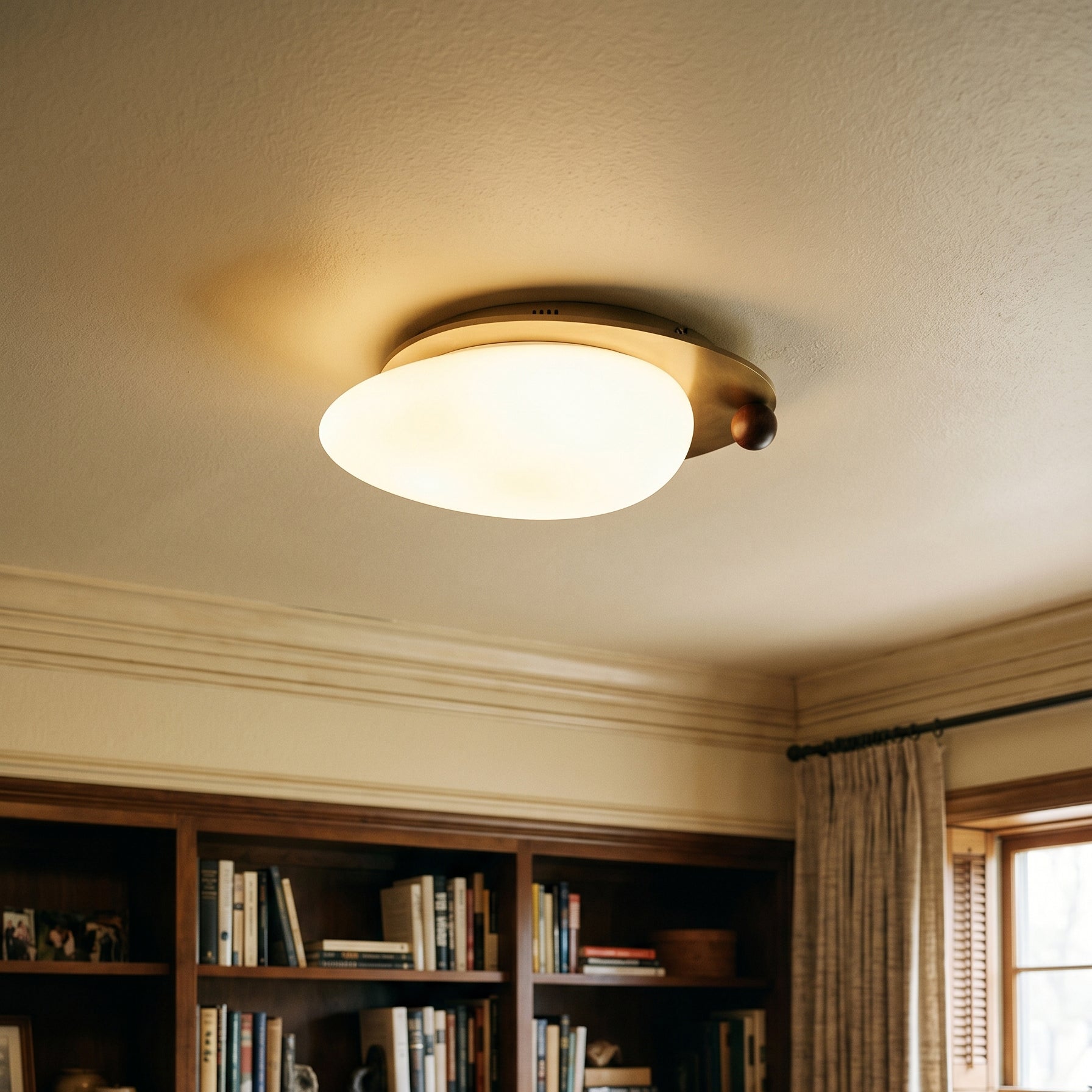 Plafondlampa med integrerad LED som ger jämn belysning i rummet