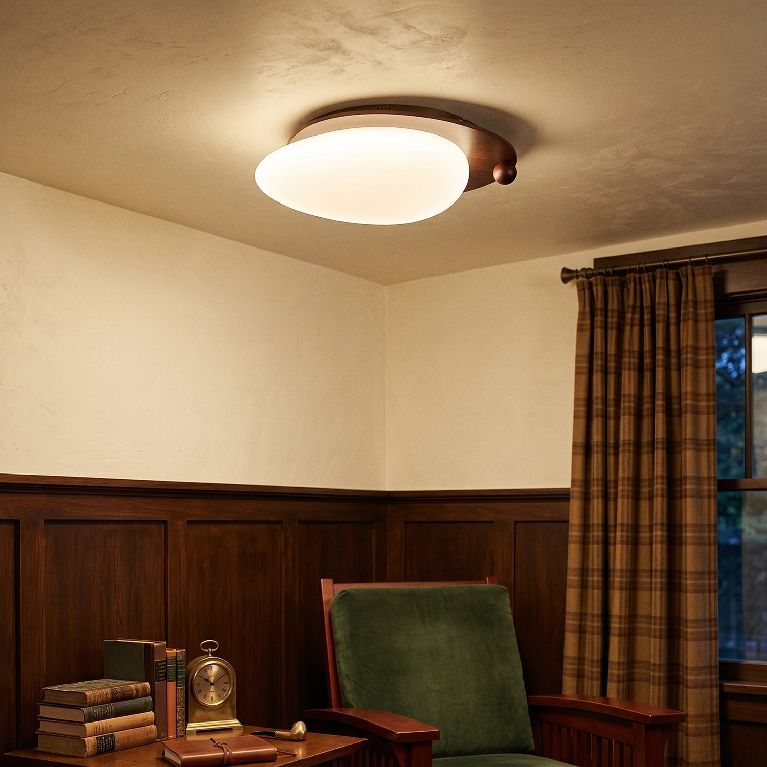 Plafondlampa fotograferad från sidan som visar låg profil mot taket