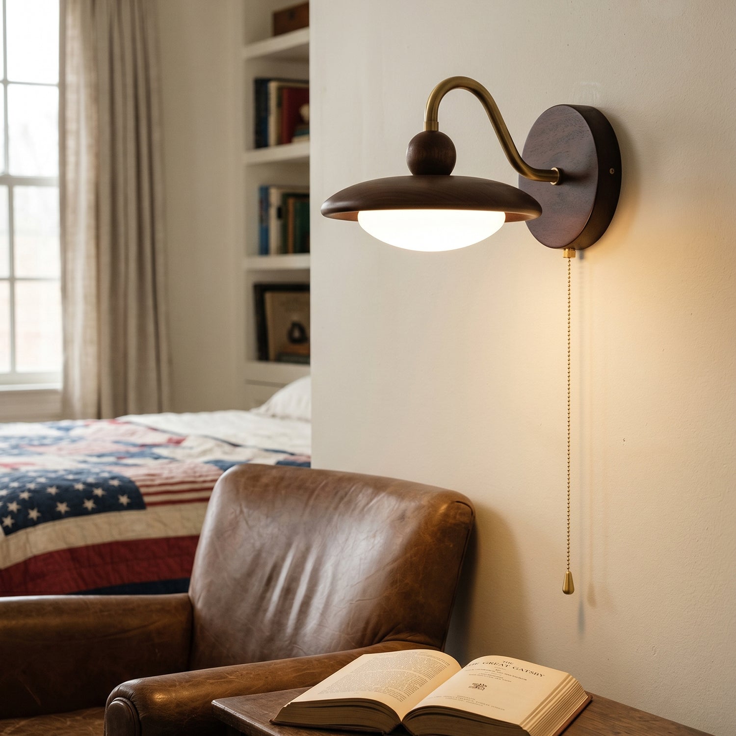 Närbild på vägglampans trädetaljer och metallarm med integrerad LED