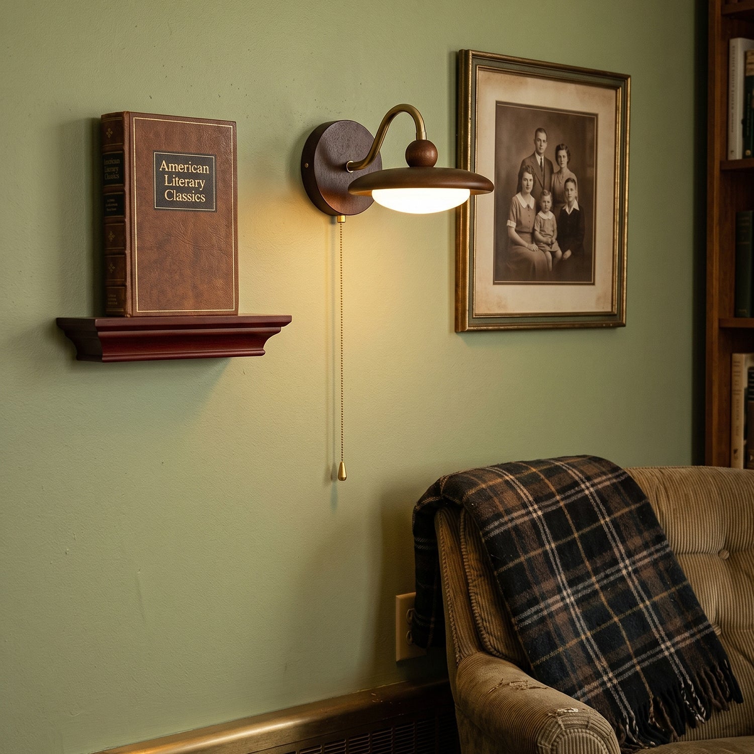 Vägglampa i skandinavisk design med ren form och varm ljusbild