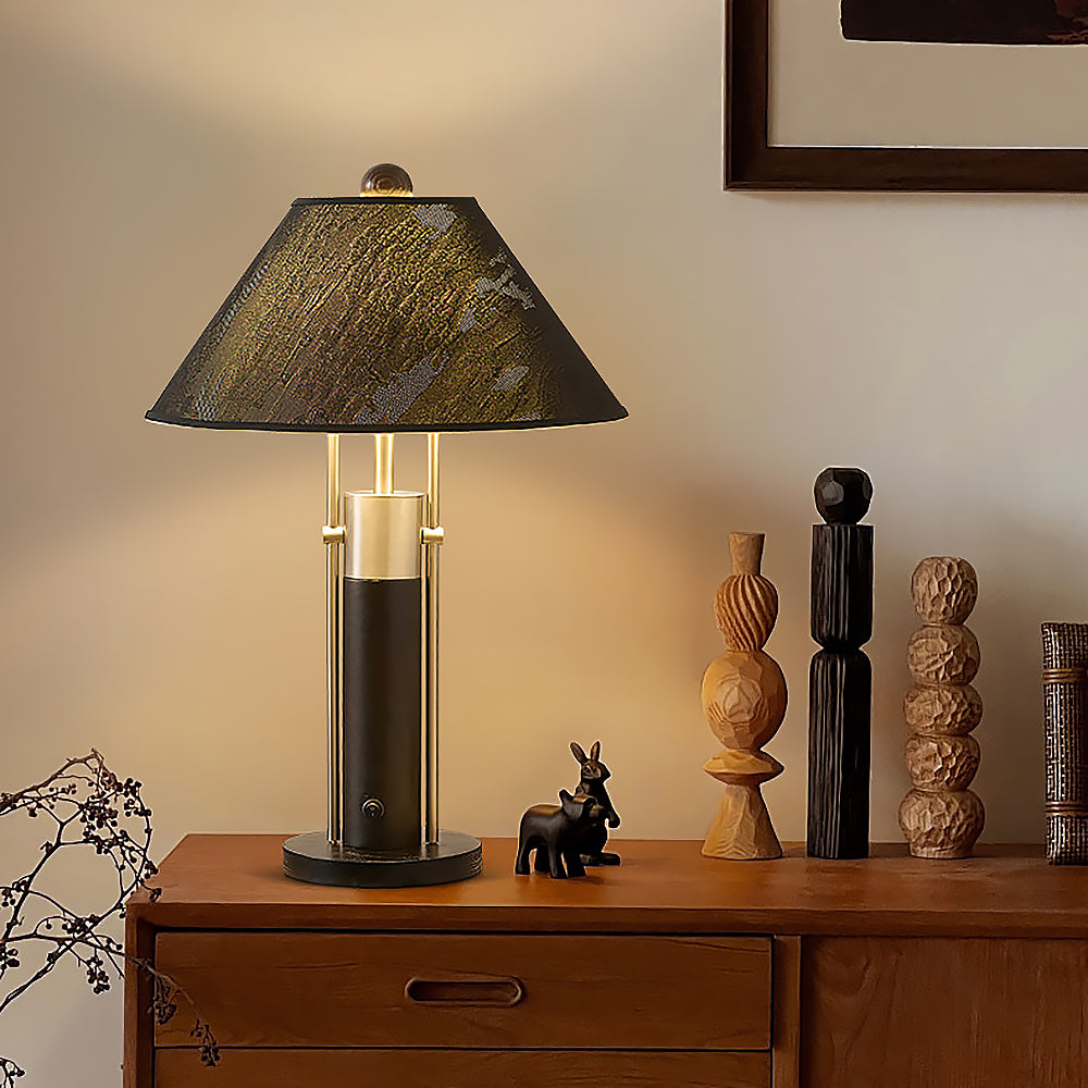 Bordslampa i trä och tyg i enkel skandinavisk stil