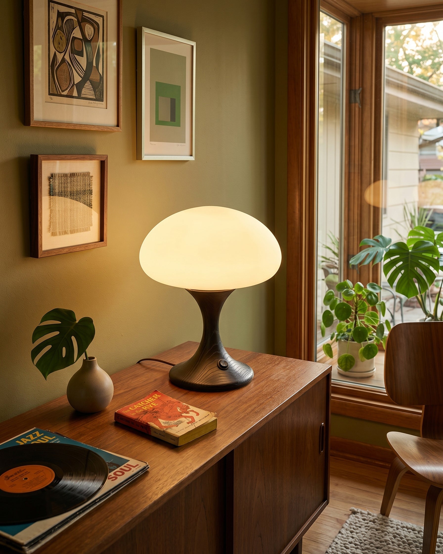 Bordslampa placerad på sidobord i vardagsrum