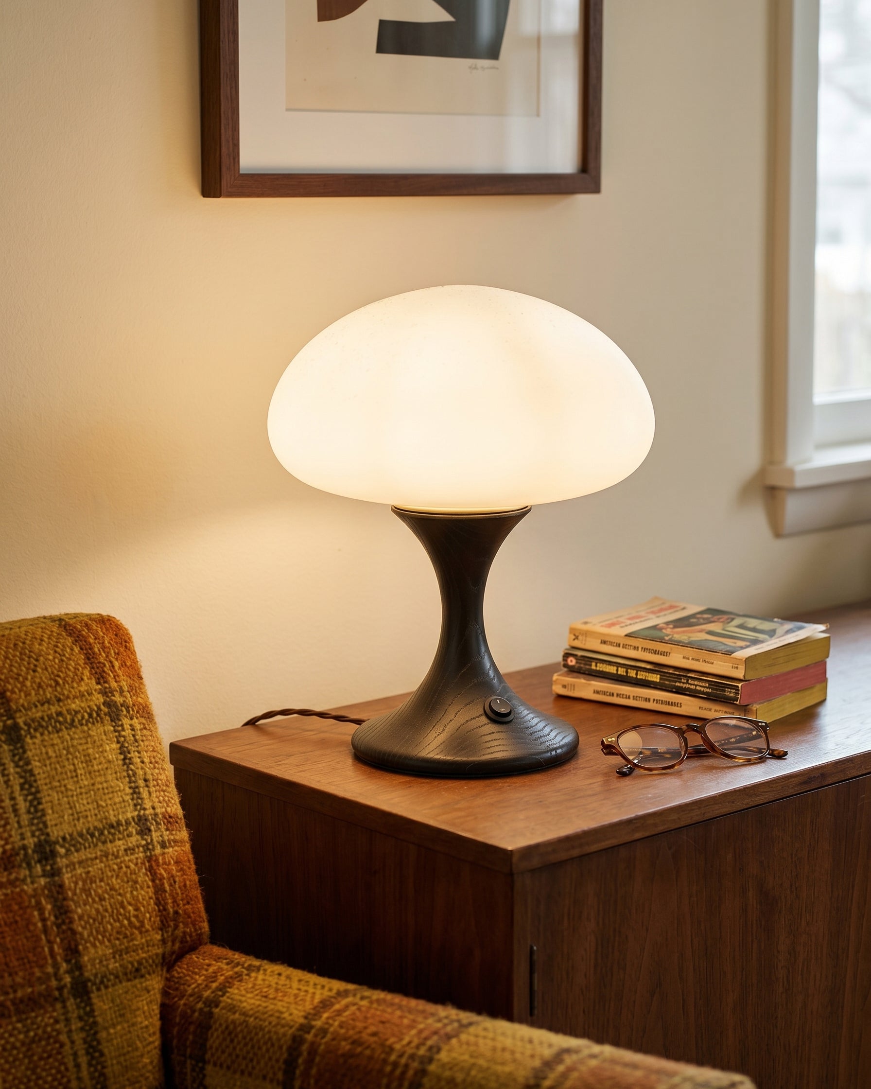 Bordslampa i trä och glas sedd från vinklad vy