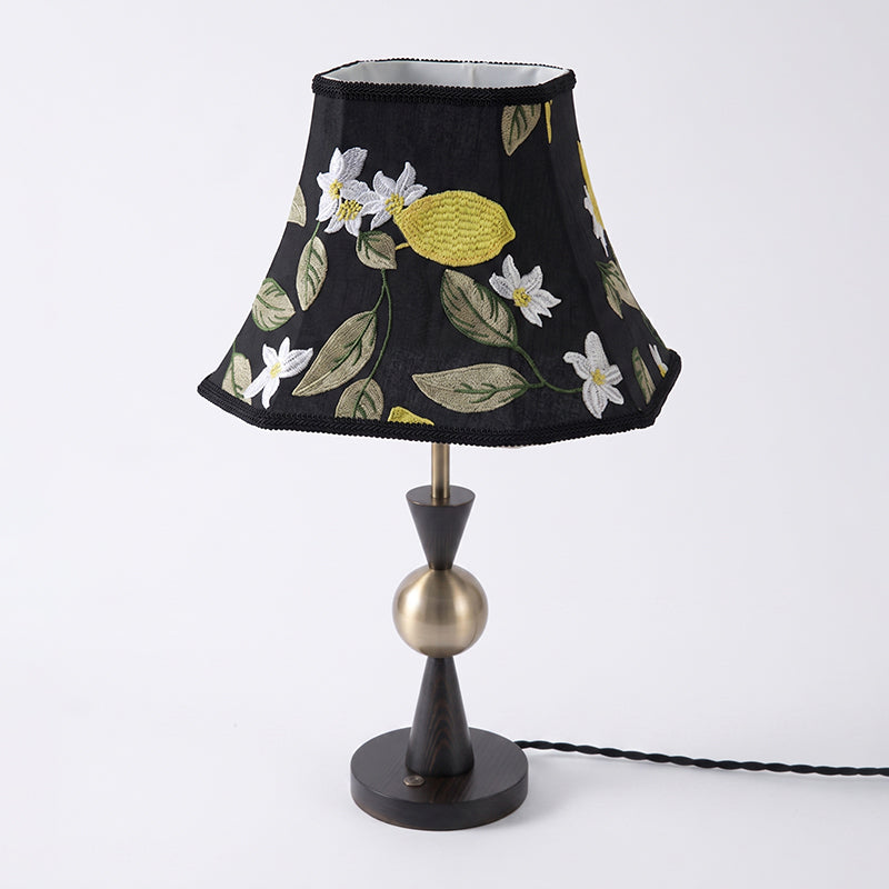 Bordslampa I Trä Med Tygskärm