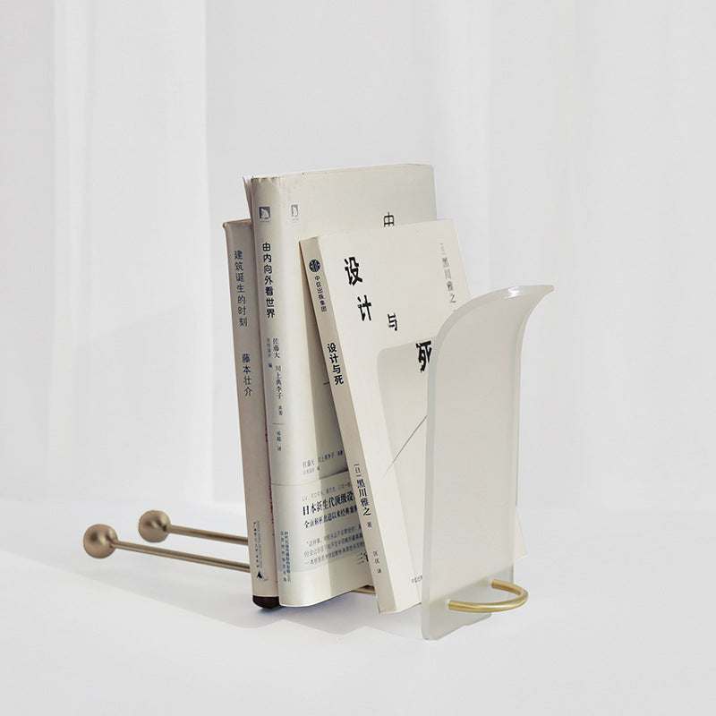 Bokställ med modern design som håller en bok upprätt