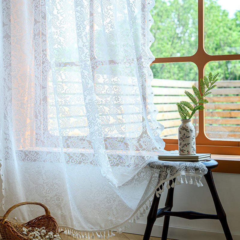Spetsgardin för fönster med dekorativ spetsdesign i elegant stil