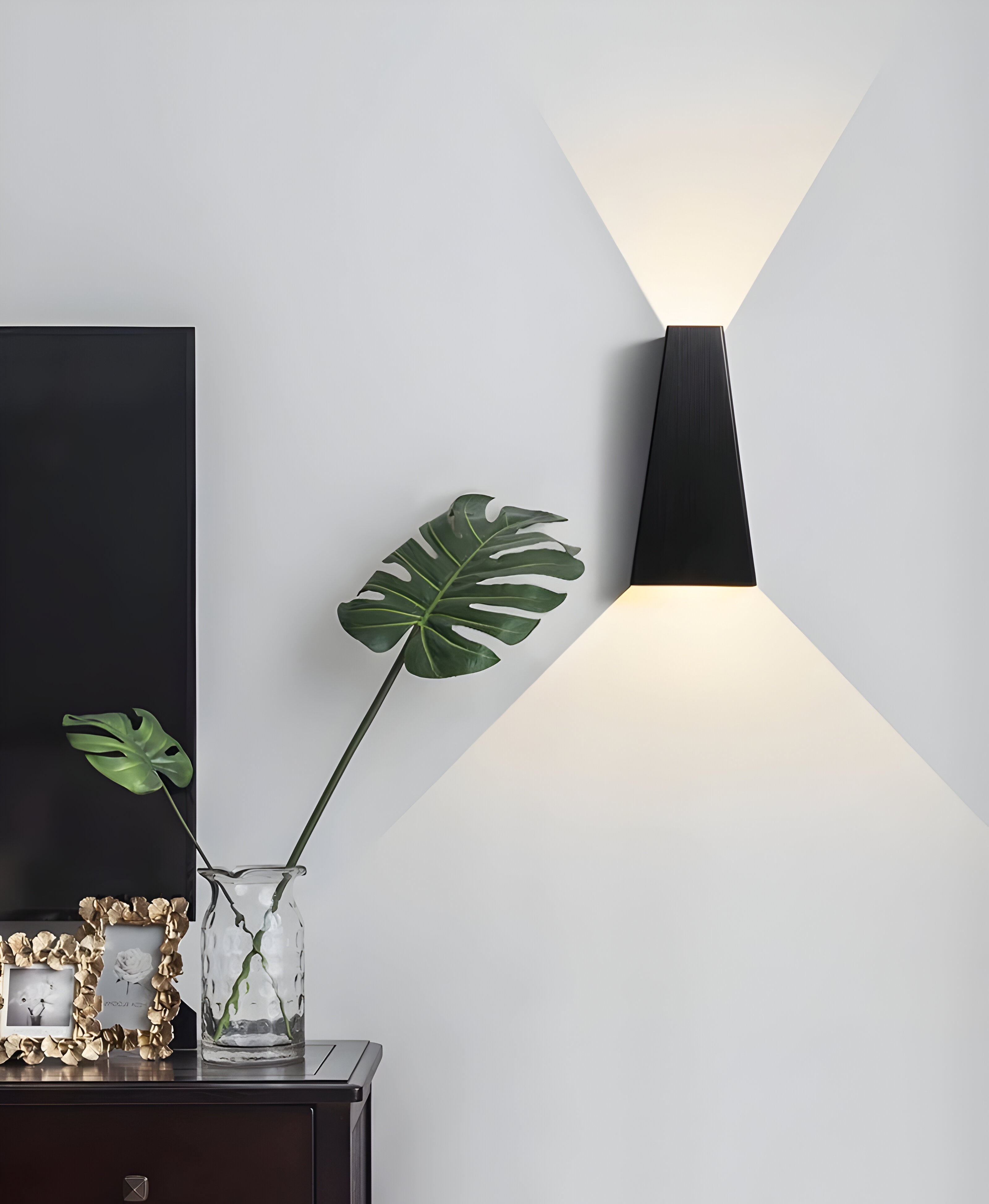 AlumiRay Vägglampa - Minimalistisk Trapetsformad Vägglampa - Upp och ner Vägglampor LED