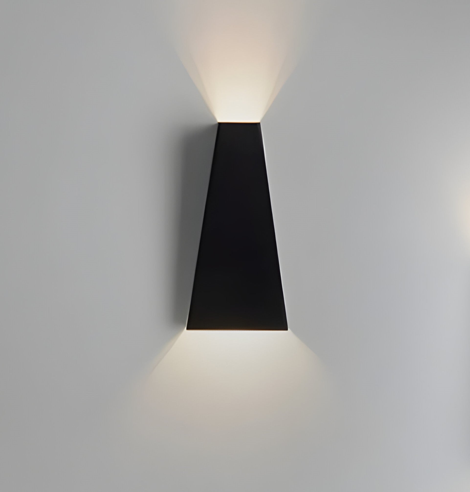 AlumiRay Vägglampa - Minimalistisk Trapetsformad Vägglampa - Upp och ner Vägglampor LED