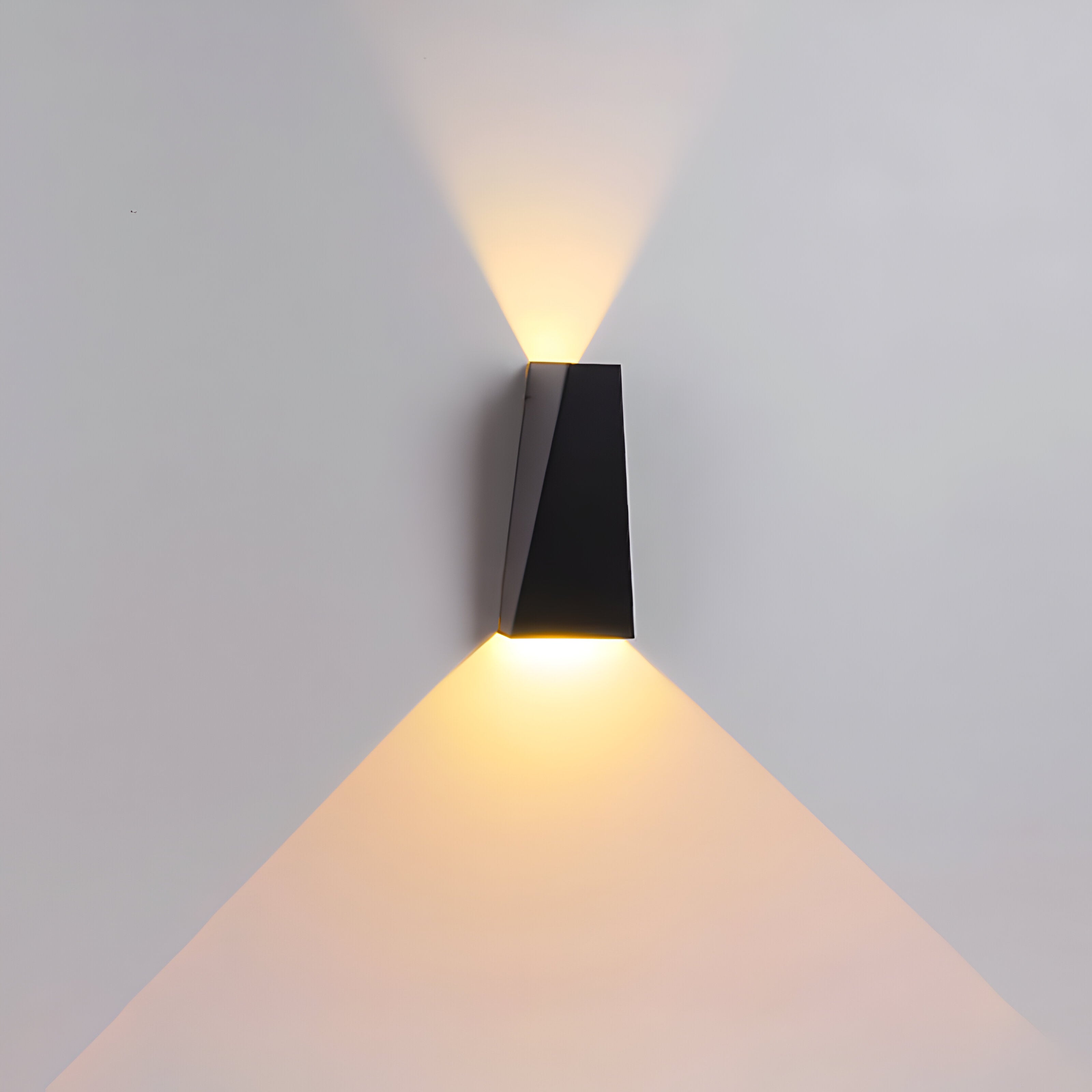 AlumiRay Vägglampa - Minimalistisk Trapetsformad Vägglampa - Upp och ner Vägglampor LED
