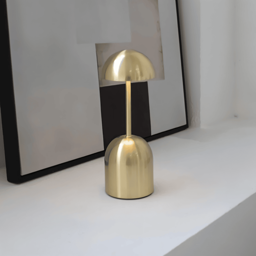 HalfOrb Bordslampa - Elegant Metallisk LED-Lampa med Kupol