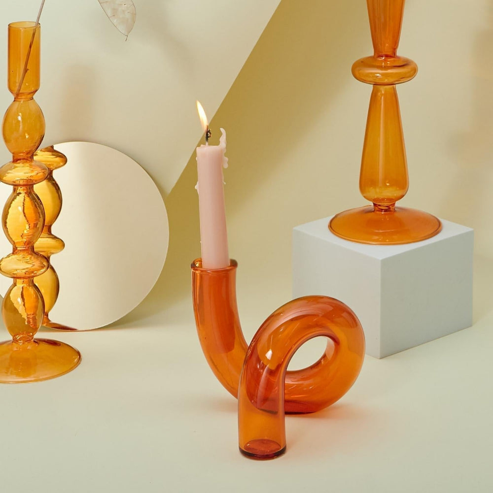 Elegant glasvas med integrerad ljusstake för stilfull bordsdekoration