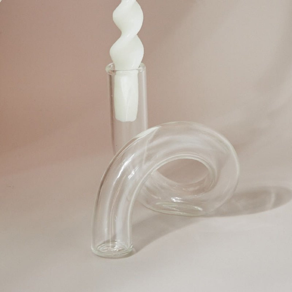 Elegant glasvas med integrerad ljusstake för stilfull bordsdekoration