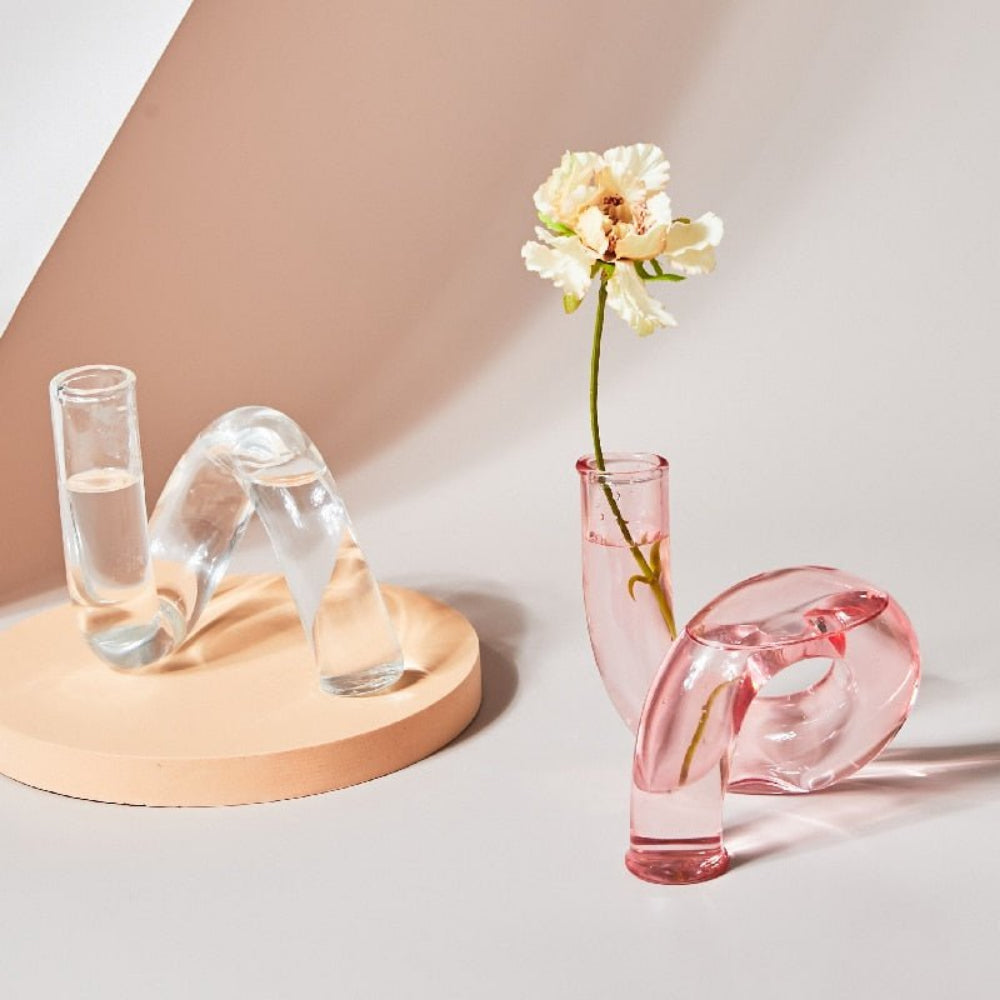 Elegant glasvas med integrerad ljusstake för stilfull bordsdekoration