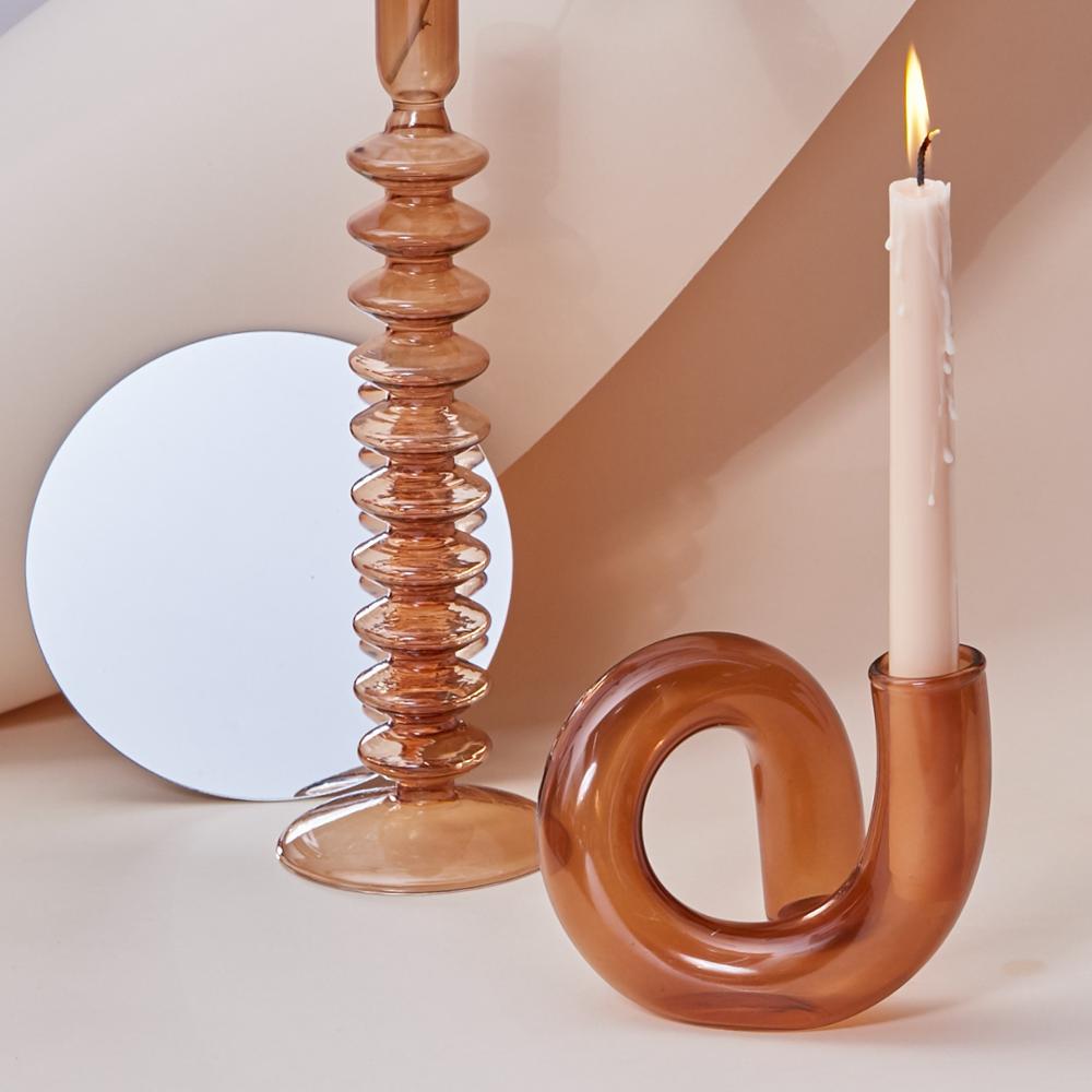 Elegant glasvas med integrerad ljusstake för stilfull bordsdekoration