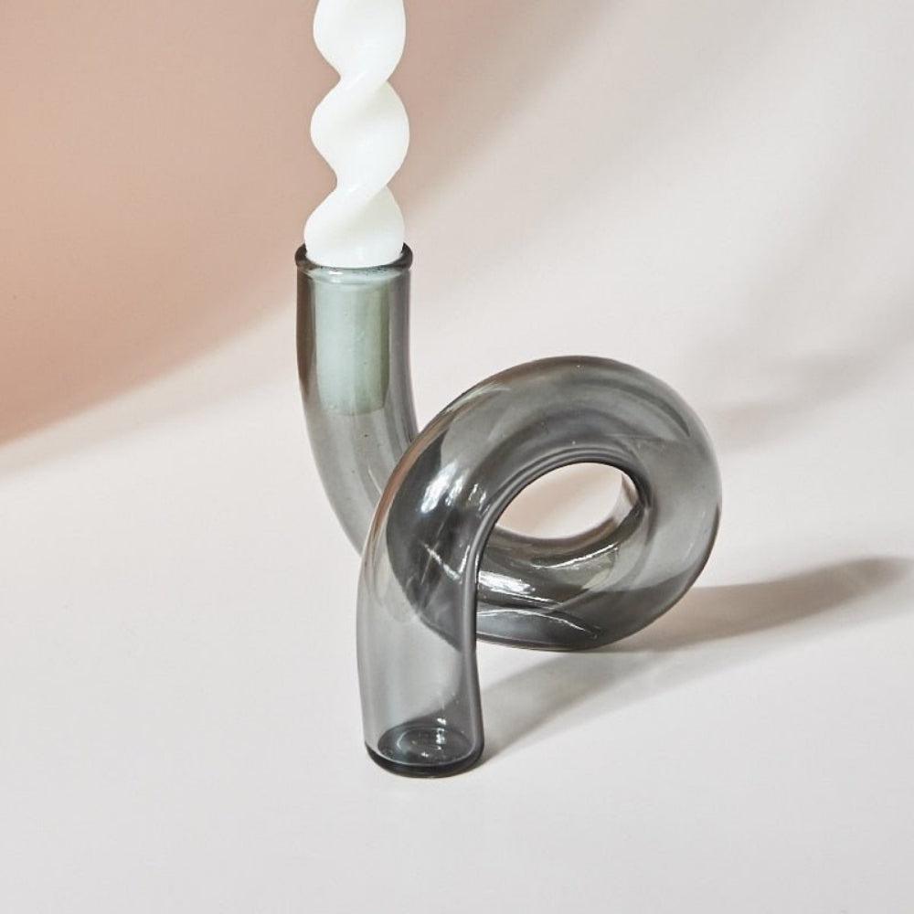 Elegant glasvas med integrerad ljusstake för stilfull bordsdekoration