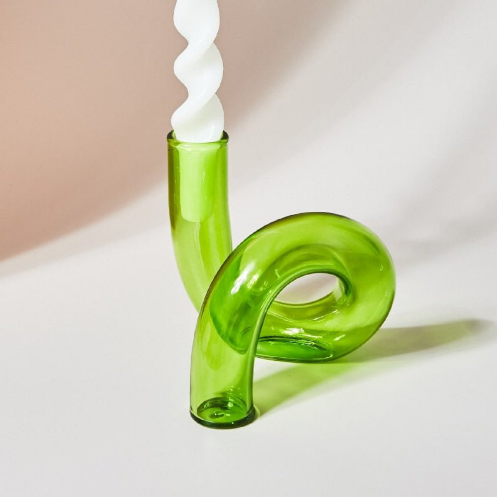 Elegant glasvas med integrerad ljusstake för stilfull bordsdekoration