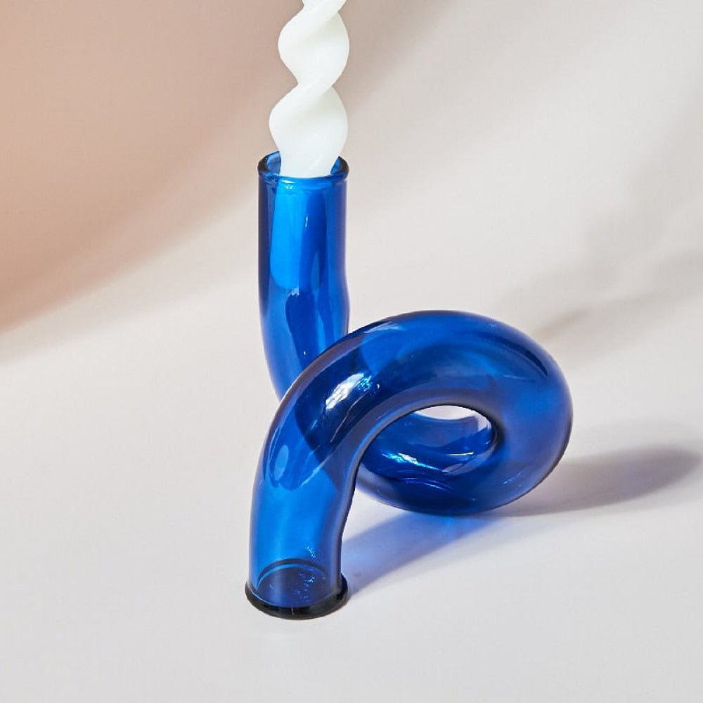 Elegant glasvas med integrerad ljusstake för stilfull bordsdekoration