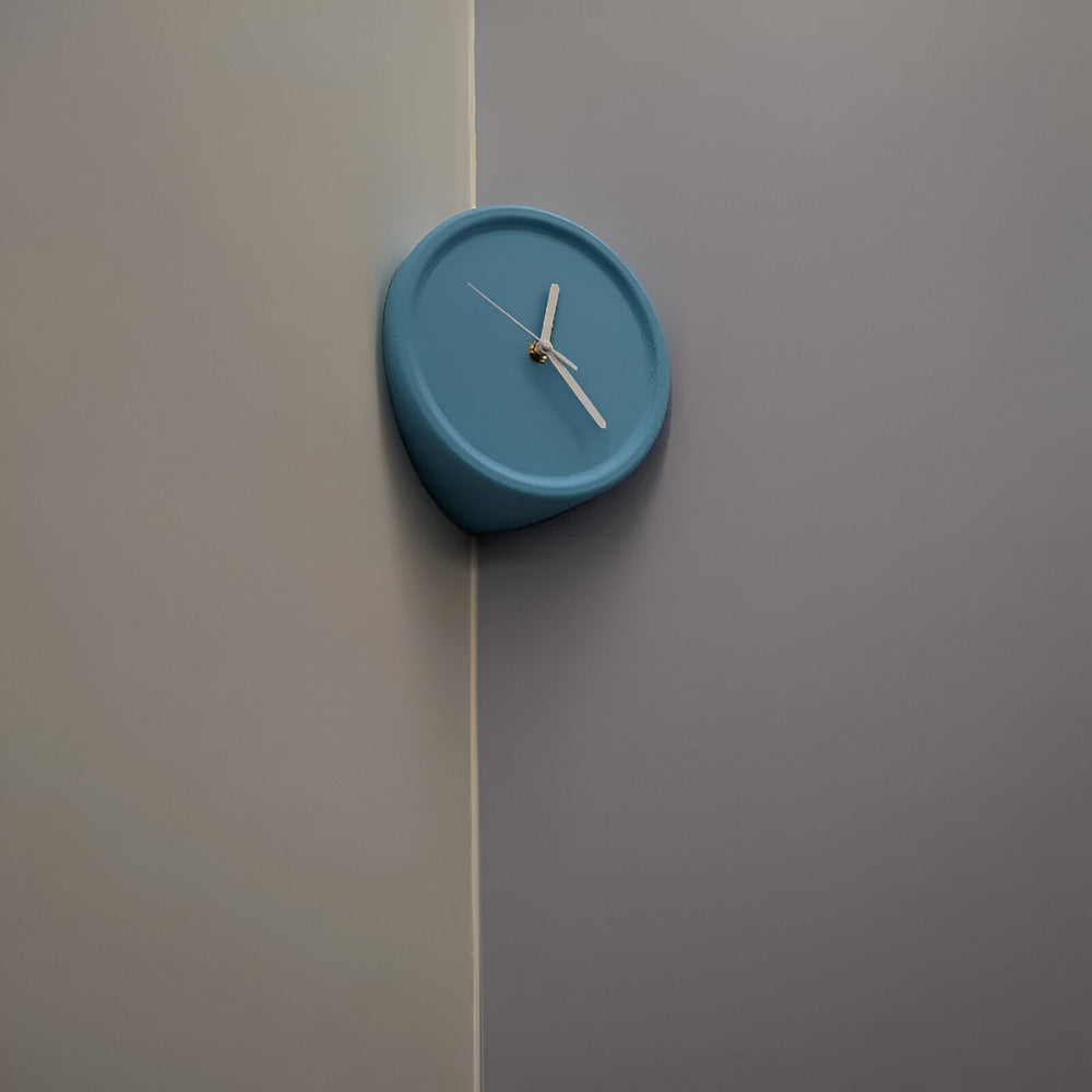 Minimalistisk hörnväggsklocka 30 cm – Ljudlös, modern för sovrum och vardagsrum – Dopamine Decor