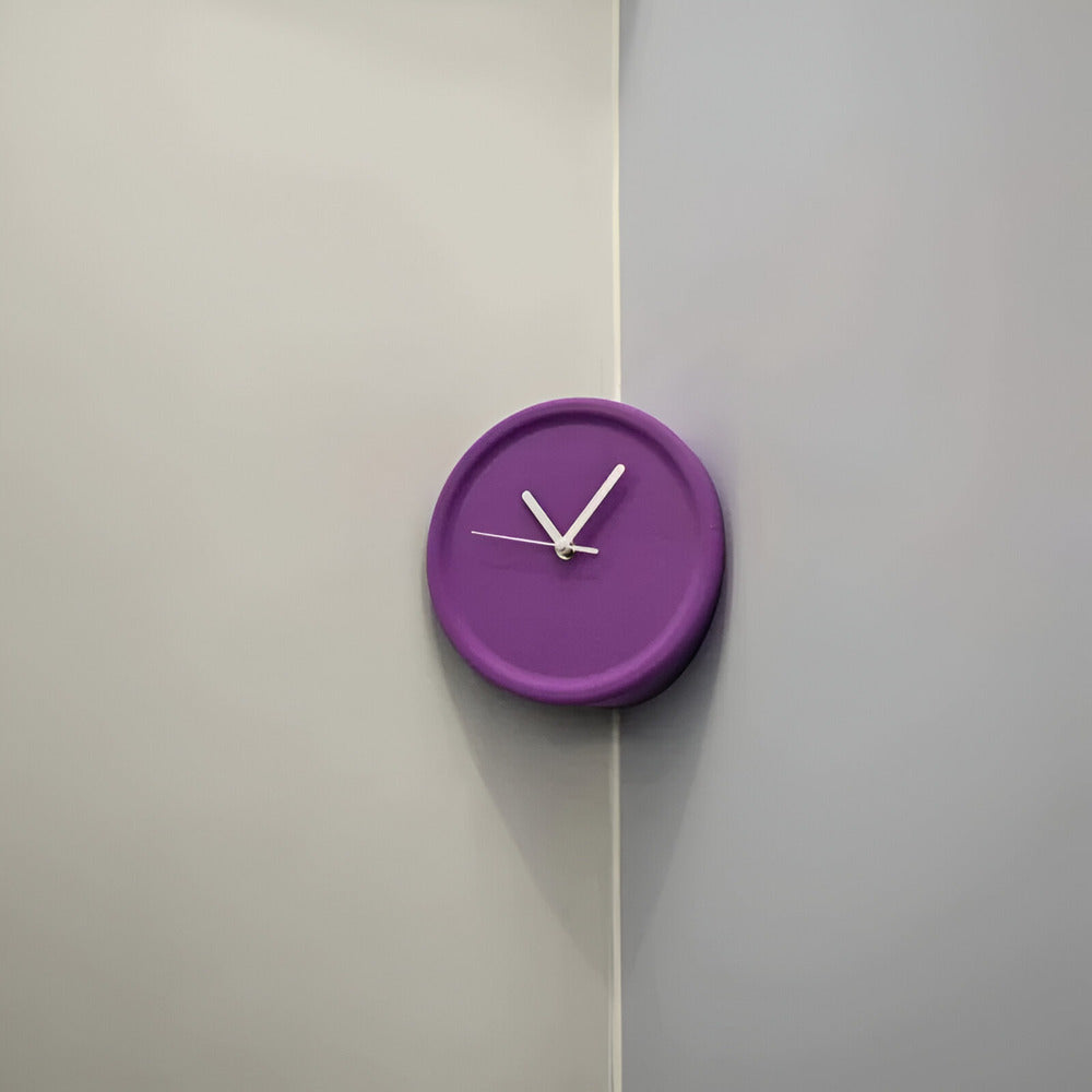 Minimalistisk hörnväggsklocka 30 cm – Ljudlös, modern för sovrum och vardagsrum – Dopamine Decor