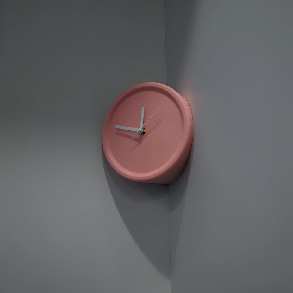Minimalistisk hörnväggsklocka 30 cm – Ljudlös, modern för sovrum och vardagsrum – Dopamine Decor