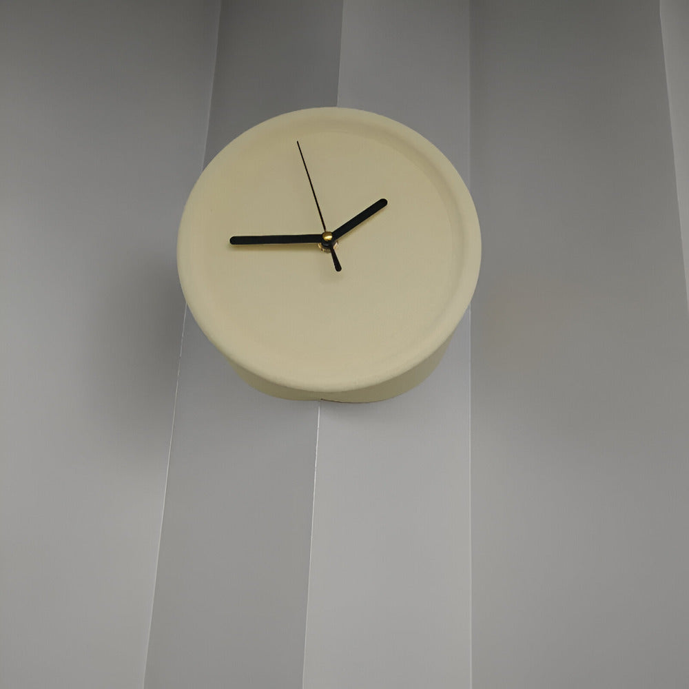 Minimalistisk hörnväggsklocka 30 cm – Ljudlös, modern för sovrum och vardagsrum – Dopamine Decor