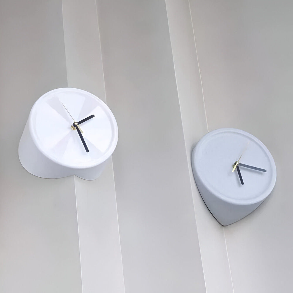 Minimalistisk hörnväggsklocka 30 cm – Ljudlös, modern för sovrum och vardagsrum – Dopamine Decor