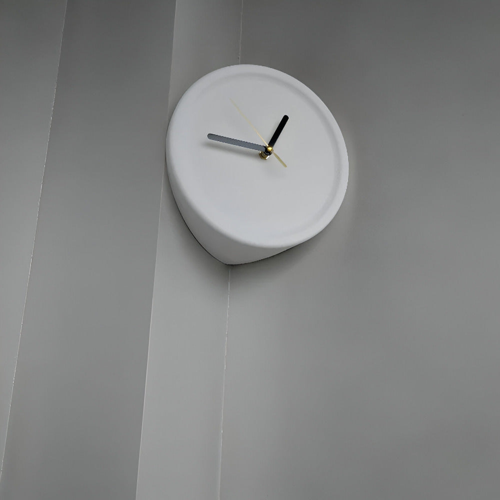 Minimalistisk hörnväggsklocka 30 cm – Ljudlös, modern för sovrum och vardagsrum – Dopamine Decor