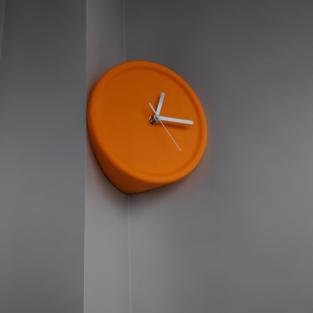 Minimalistisk hörnväggsklocka 30 cm – Ljudlös, modern för sovrum och vardagsrum – Dopamine Decor
