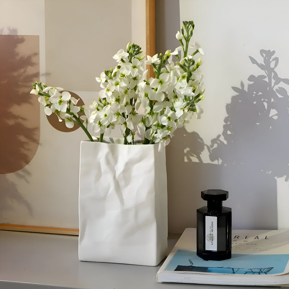 Modern Keramikvas i Papperspåse-Look – Stilig Dekoration för Samtida Bostäder