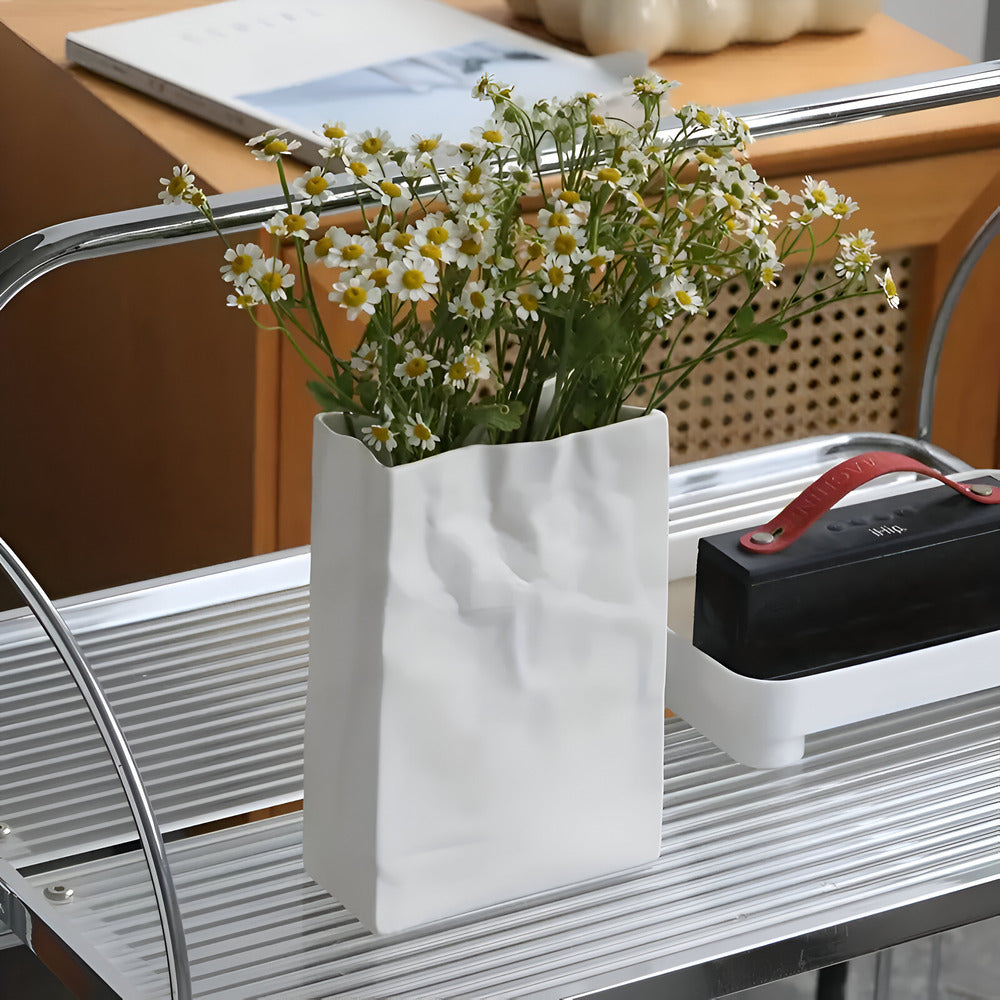 Modern Keramikvas i Papperspåse-Look – Stilig Dekoration för Samtida Bostäder