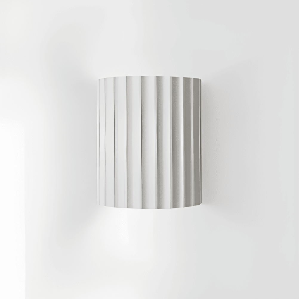 Randig LED-Vägglampa i Konstharts för en Modern Nordisk Atmosfär