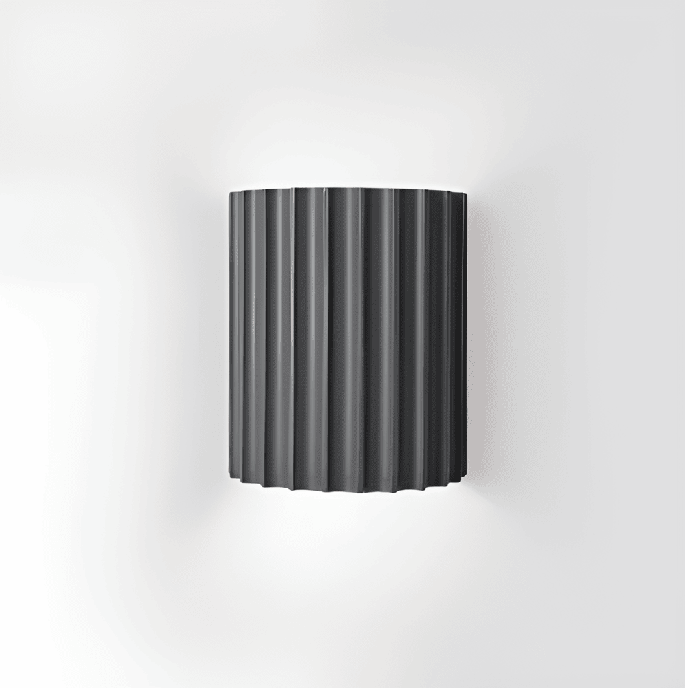 Randig LED-Vägglampa i Konstharts för en Modern Nordisk Atmosfär