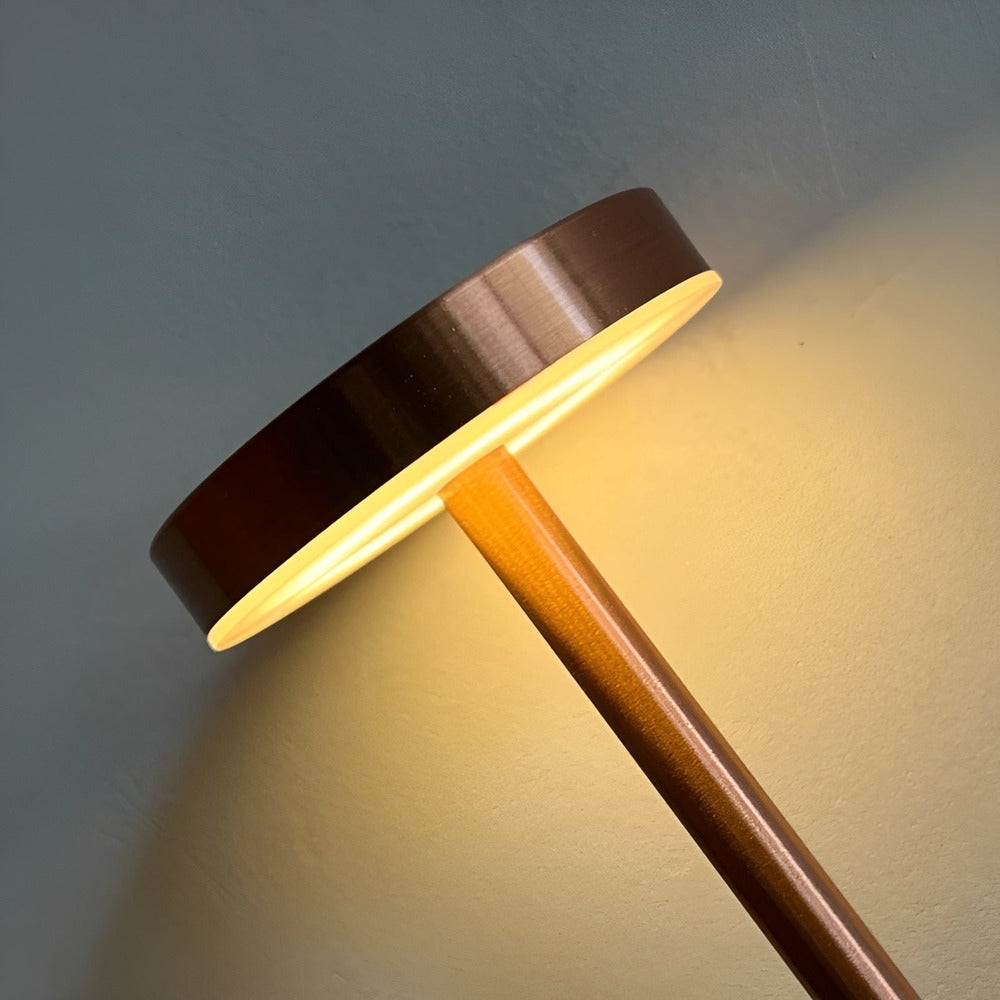 RetroGlow - Retroinspirerad LED-bordslampa med Trådlös & USB-laddning