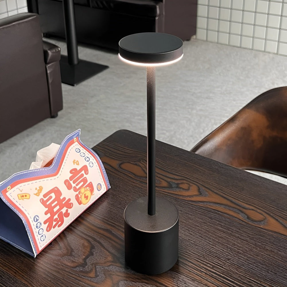 RetroGlow - Retroinspirerad LED-bordslampa med Trådlös & USB-laddning