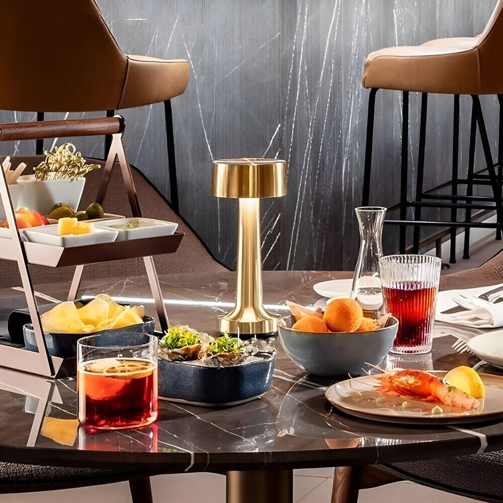 RetroLight - Snygg LED-Bordslampa för Restaurang Med Trådlös USB-Laddare