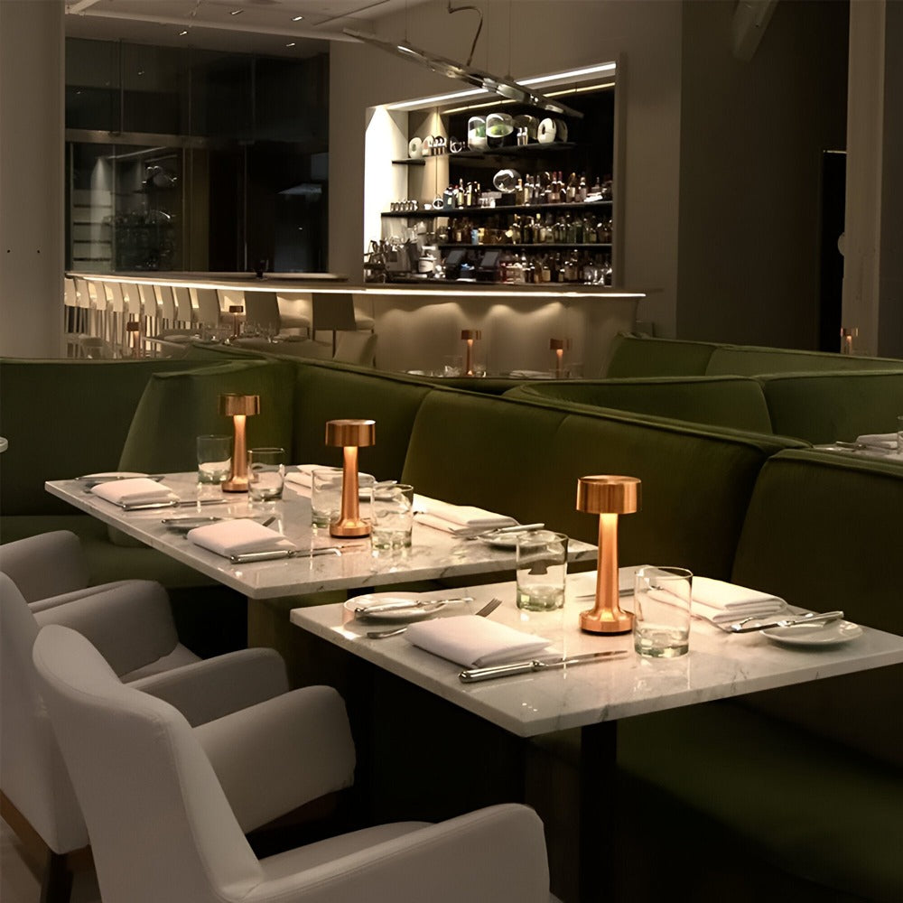 RetroLight - Snygg LED-Bordslampa för Restaurang Med Trådlös USB-Laddare