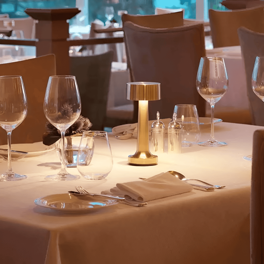 RetroLight - Snygg LED-Bordslampa för Restaurang Med Trådlös USB-Laddare