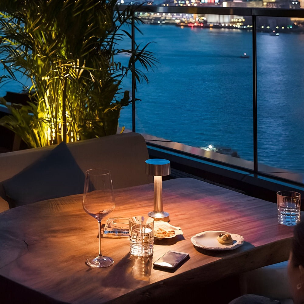 RetroLight - Snygg LED-Bordslampa för Restaurang Med Trådlös USB-Laddare