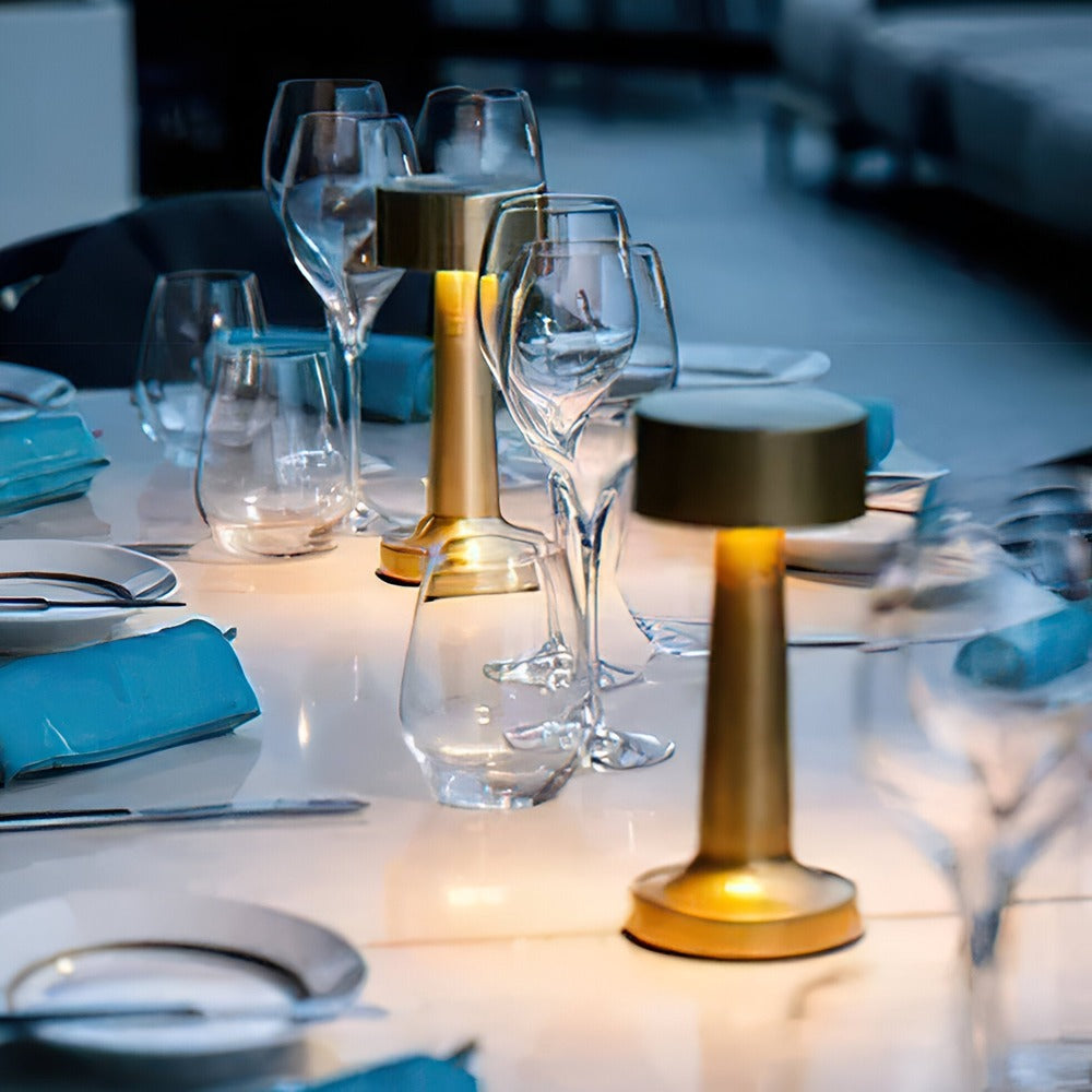 RetroLight - Snygg LED-Bordslampa för Restaurang Med Trådlös USB-Laddare