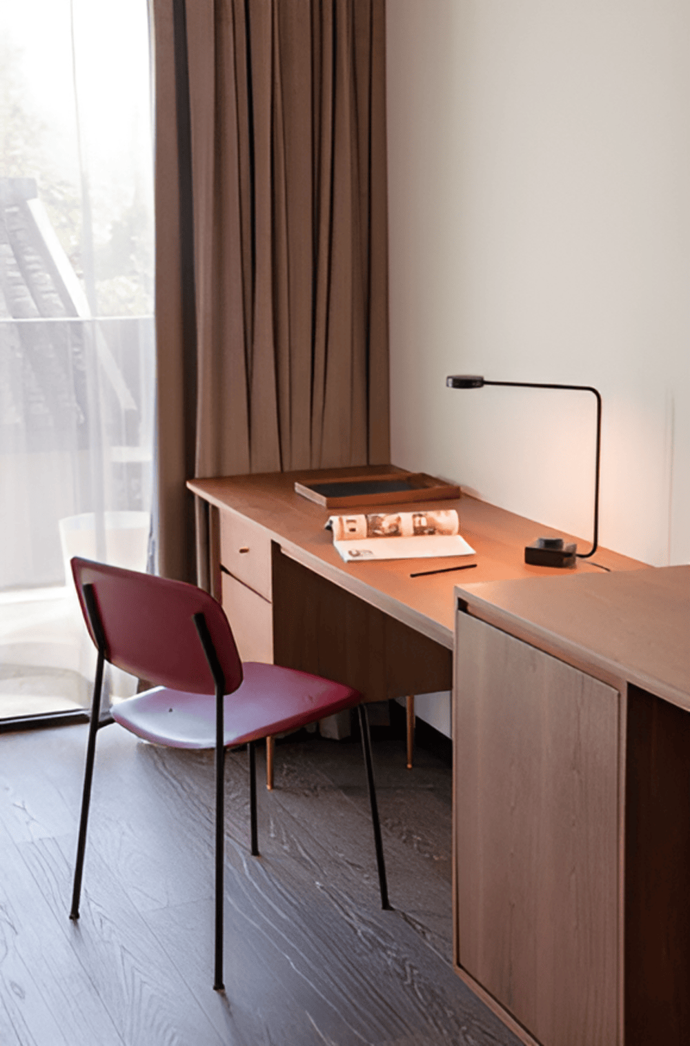 Skrivbordslampa i Aluminium - Dimbar LED-Lampa med Böjd Design