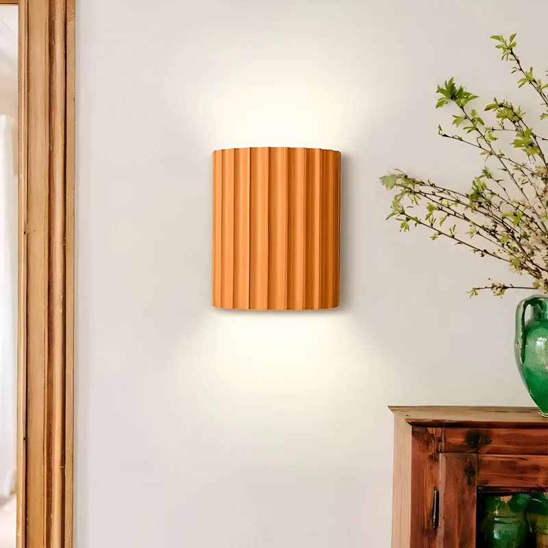 Randig LED-Vägglampa i Konstharts för en Modern Nordisk Atmosfär
